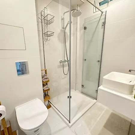 New Luxury Furnished - Beach, Center & Fast Wi-fi