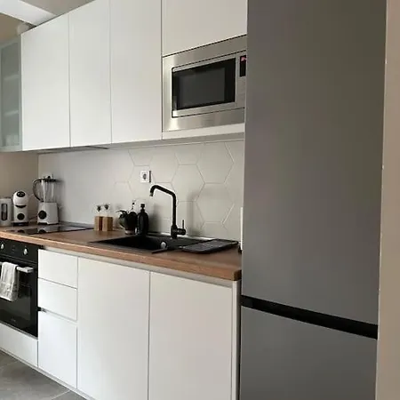 New Luxury Furnished - Beach, Center & Fast Wi-fi